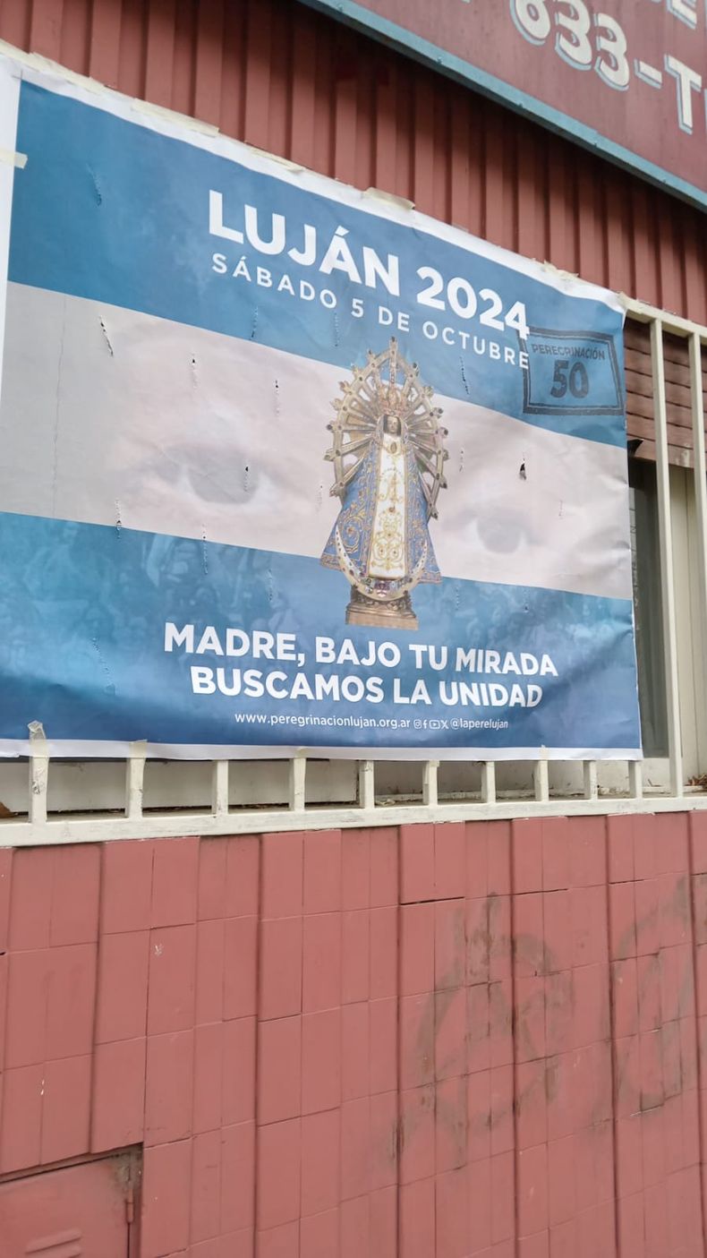 Un afiche callejero en la puerta de una parroquia.