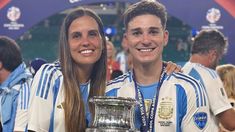 Emilia Ferrero se puso celosa de una fanática de Julián Álvarez. Emilia Ferrero se puso celosa de una fanática de Julián Álvarez.