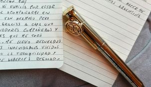 La lapicera que usó Lionel Messi para escribir su carta de despedida.