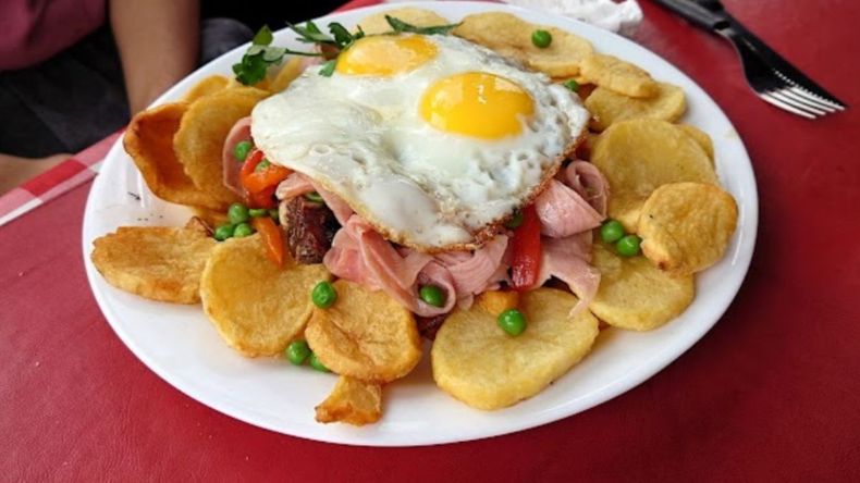 Su plato estrella son las costillitas de cerdo a la riojana. 