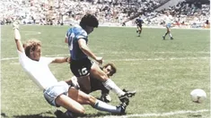 La pelota con la que Maradona convirtió El gol del Siglo y La Mano de Dios sera subastada el 16 de noviembre. La pelota con la que Maradona convirtió El gol del Siglo y La Mano de Dios sera subastada el 16 de noviembre.