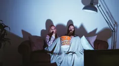 Se trata de un sitcom que nos lleva a una estación de autobuses con Ivan, un conductor clandestino y montón de personajes rebeldes que proponensituaciones fuera de lo común. Se trata de un sitcom que nos lleva a una estación de autobuses con Ivan, un conductor clandestino y montón de personajes rebeldes que proponensituaciones fuera de lo común.