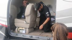 Los dólares estaban ocultos bajo los asientos del avión. Los dólares estaban ocultos bajo los asientos del avión.