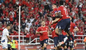 El abrazo de los jugadores de Independiente, en una exhibición de fútbol y goles. El abrazo de los jugadores de Independiente, en una exhibición de fútbol y goles.