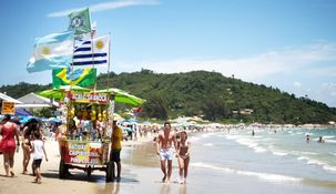 Los clásicos playeros, como los churros y el choclo, destacan por sus precios económicos en Brasil. Los clásicos playeros, como los churros y el choclo, destacan por sus precios económicos en Brasil.