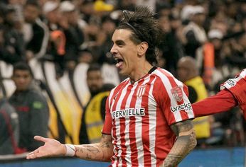 Alexis Castro festeja el tanto agónico.