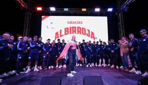 El presidente, Santiago Peña, también estuvo presenteen el recibimiento y pidió que Alfaro se quede