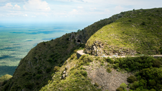 Una ruta escénica de túneles y paisajes en el oeste cordobés. Una ruta escénica de túneles y paisajes en el oeste cordobés.