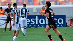 El mediocampista chileno al ingresar al campo de juego. El mediocampista chileno al ingresar al campo de juego.