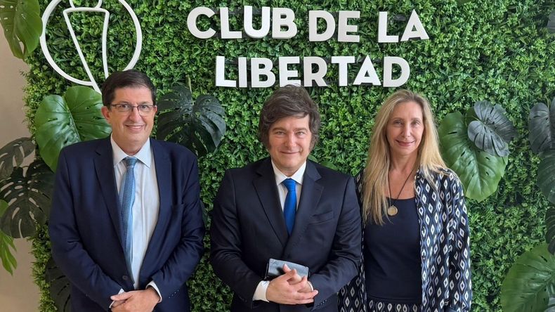 El presidente Javier Milei y la secretaria general de la Presidencia, Karina Milei fueron recibidos en Corrientes por el titular de la Fundación Club de la Libertad, Alberto Medina Méndez.