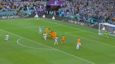 Messi le pegó y la pelota rozó el ángulo. Messi le pegó y la pelota rozó el ángulo.