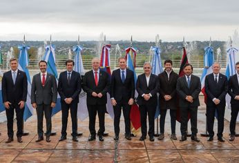 Diego Santilli junto a los 10 gobernadores del Norte Grande.&nbsp;