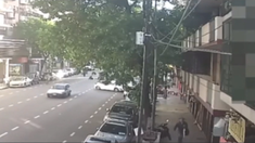 Una cámara de seguridad grabó el momento del impacto. Una cámara de seguridad grabó el momento del impacto.