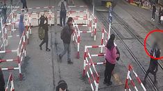 Impactante: caminaba mirando el celular, no vio el tren y se salvó de milagro. Impactante: caminaba mirando el celular, no vio el tren y se salvó de milagro.