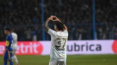 Coronel festeja su gol a Boca. Coronel festeja su gol a Boca.