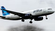 El piloto de la aerolínea JetBlue responsabilizó por el incidente al avión de la fuerza aérea estadounidense.