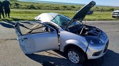 El auto se partió a la mitad y la carrocería quedó en dos carriles diferentes. El auto se partió a la mitad y la carrocería quedó en dos carriles diferentes.