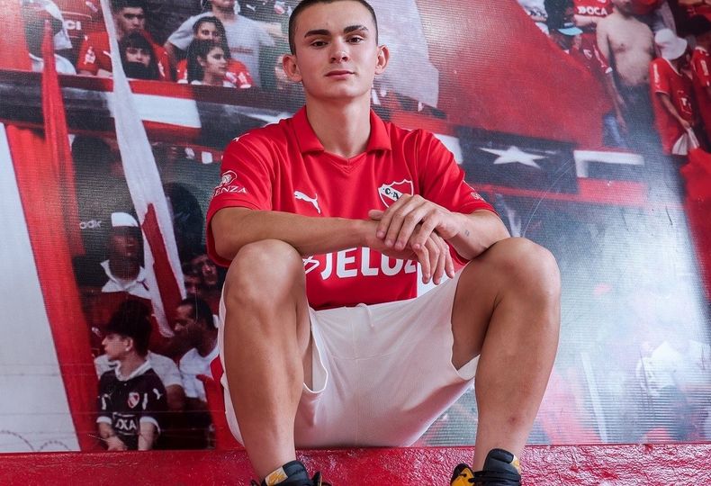 Santiago López renovó su contrato con Independiente.