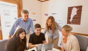 Con una foto junto a Macri, Vidal se lanzó como precandidata a presidenta. Con una foto junto a Macri, Vidal se lanzó como precandidata a presidenta.