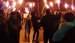 La mujer ofreció el arma en un grupo de Revolución Federal. La mujer ofreció el arma en un grupo de Revolución Federal.