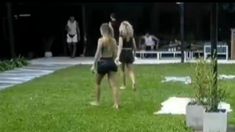 El grito provocó que Big Bro los envíe dentro de la casa de forma inmediata. El grito provocó que Big Bro los envíe dentro de la casa de forma inmediata.