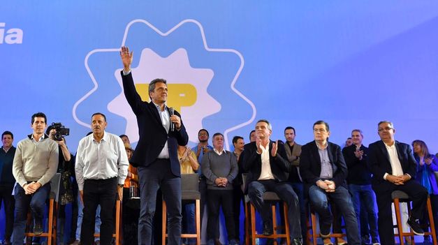 Massa junto a gobernadores en un acto realizado en Tucumán.