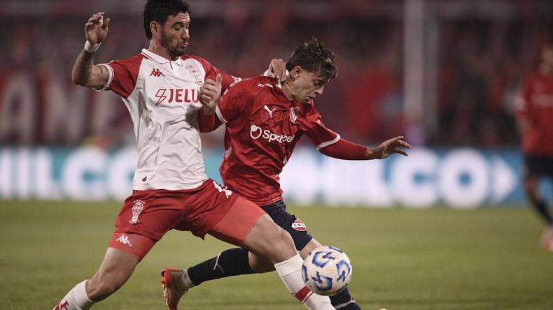 Fabio Pereyra y Diego Tarzia, en disputa del balón.