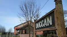 Este pueblo está ubicado en el kilómetro 128 de la Ruta Nacional N°8. Este pueblo está ubicado en el kilómetro 128 de la Ruta Nacional N°8.