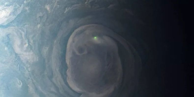 La imagen de la NASA sobre un rayo de Jupiter.