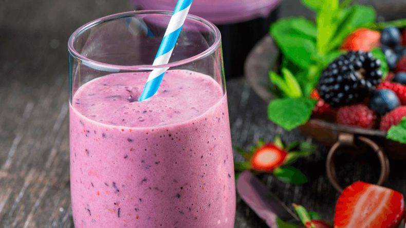 Agregar yogur a la dieta proporciona una fuente adicional de calcio y probióticos, los cuales son beneficiosos, especialmente para las mujeres mayores de 50 años.  