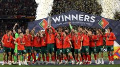 CR7 levanta el trofeo y festeja con sus compañeros. CR7 levanta el trofeo y festeja con sus compañeros.