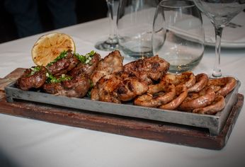 Distintas opciones para vivir una experiencia dedicada al asado argentino. Distintas opciones para vivir una experiencia dedicada al asado argentino.