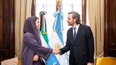 Reem Al Hashimy junto al canciller Santiago Cafiero.