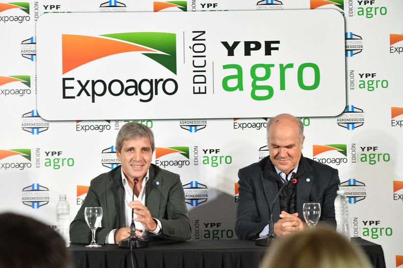 Luis Caputo volvió a prometer al sector agrario medidas para facilitarle la vida