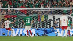 Robert Lewandowski erró un penal contra México por el Mundial. Robert Lewandowski erró un penal contra México por el Mundial.