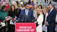 Los legisladores demócratas realizaron una conferencia de prensa junto a las víctimas de Jeffrey Epstein, en las escalinatas del Congreso. Los legisladores demócratas realizaron una conferencia de prensa junto a las víctimas de Jeffrey Epstein, en las escalinatas del Congreso.