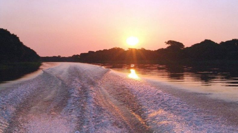 El hermoso atardecer en el Río Paraguay, uno de los placeres de Herradura.