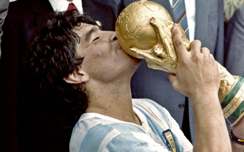 Inquietante: vecinos en Jujuy afirman que vieron a Diego Maradona en una parada de colectivo