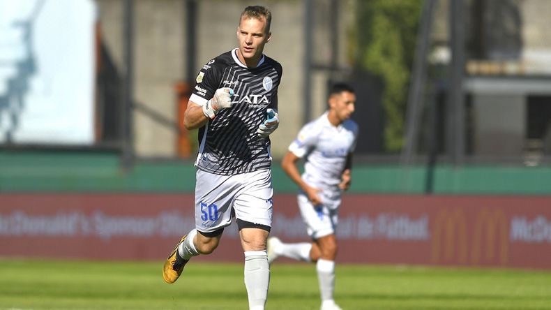El exarquero de Independiente convirtió ante Arsenal.