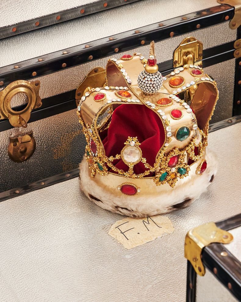 Subastan objetos de la extensa colección privada de Freddie Mercury 2 corona freddie mercury