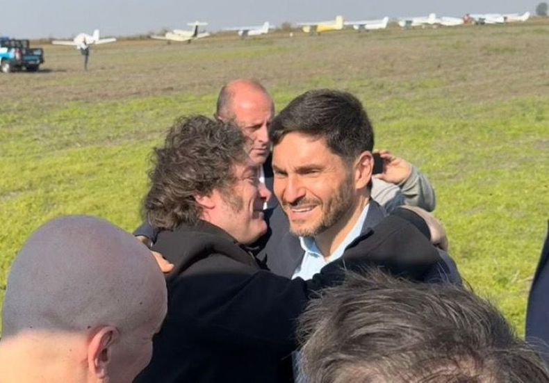 El abrazo entre el presidente Milei y el gobernador Pullaro.