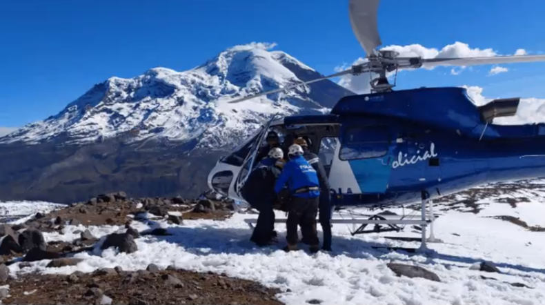 Los equipos de rescate ecuatorianos asistieron a los heridos en el volcán Carihuairazo.