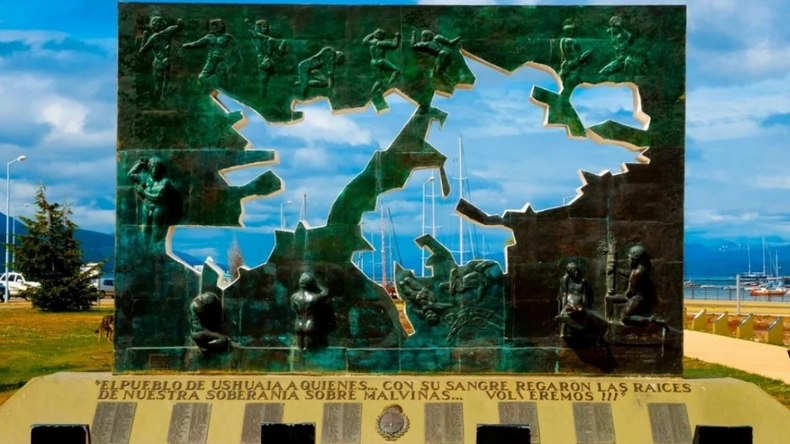 En 1966, Argentina y Gran Bretaña iniciaron diálogos por la soberanía de las Islas Malvinas, que fueron interrumpidas por la guerra en 1982.