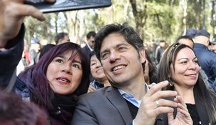 Axel Kicillof con vecinas de Lomas de Zamora.
