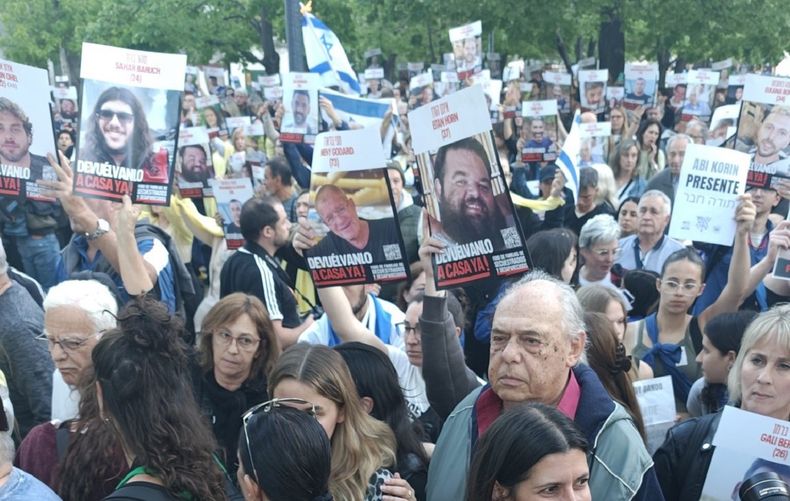 Manifestación en Parque Centenario al cumplirse 2 años del ataque de Hamás en Israel del 7 de octubre de 2023.