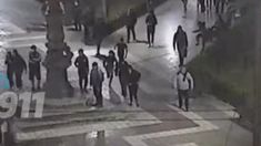Batalla campal en Córdoba: más de 20 adolescentes protagonizaron una violenta pelea en la vía pública. Batalla campal en Córdoba: más de 20 adolescentes protagonizaron una violenta pelea en la vía pública.