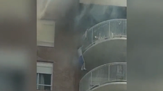 El nene que se escapó colgado por el balcón tiene 11 años. El nene que se escapó colgado por el balcón tiene 11 años.