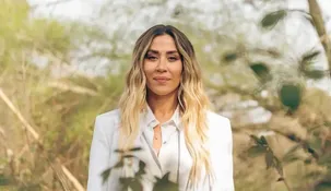 La moda bicolor está impactando fuerte en el look de las famosas.