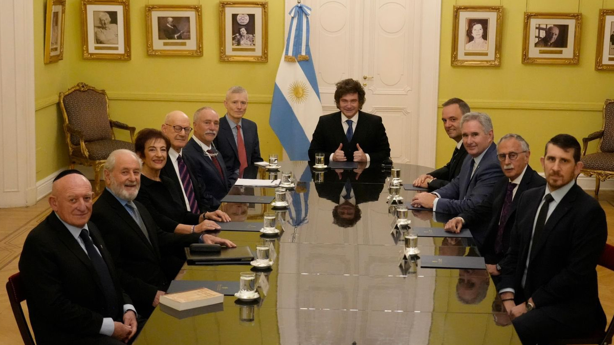 A pesar del escándalo de la cascada, Javier Milei mantiene su respaldo a Manuel Adorni