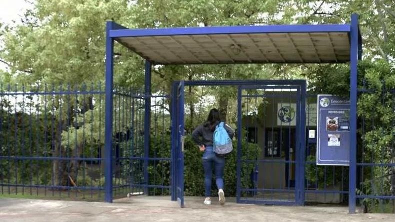 La escuela privada Estación Limay no abrió sus puertas este viernes tras la amenaza del hijo de Villaverde. La escuela privada Estación Limay no abrió sus puertas este viernes tras la amenaza del hijo de Villaverde.